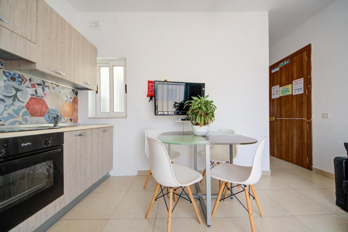 Azure Haven - Gzira Apartments And Penthouse By Shortletsmalta Zimmer foto