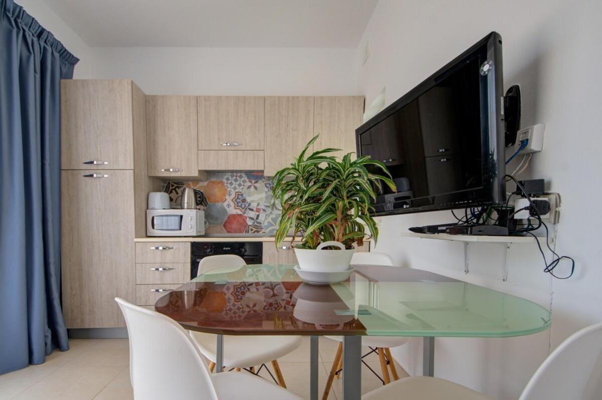 Azure Haven - Gzira Apartments And Penthouse By Shortletsmalta Zimmer foto